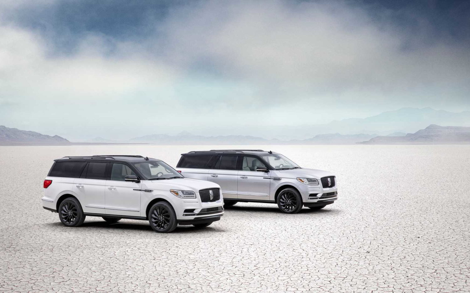 Comparison Lincoln Navigator Black Label 2021 vs Nissan